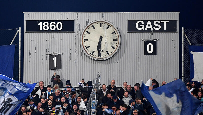 Sechzig eins, Schalke null: Underdog 1860 schafft ausgerechnet gegen den favorisierten Zweitligisten den Befreiungsschlag. Sechzig eins, Schalke null: Underdog 1860 schafft ausgerechnet gegen den favorisierten Zweitligisten den Befreiungsschlag.