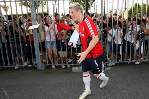 Bastian Schweinsteiger kann sich gut vorstellen, auch die nächsten Asien-Reisen der Bayern mitzumachen. Auch, wegen der jubelnden Massen.