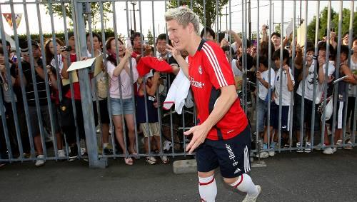 Bastian Schweinsteiger kann sich gut vorstellen, auch die nächsten Asien-Reisen der Bayern mitzumachen. Auch, wegen der jubelnden Massen. Bastian Schweinsteiger kann sich gut vorstellen, auch die nächsten Asien-Reisen der Bayern mitzumachen. Auch, wegen der jubelnden Massen.