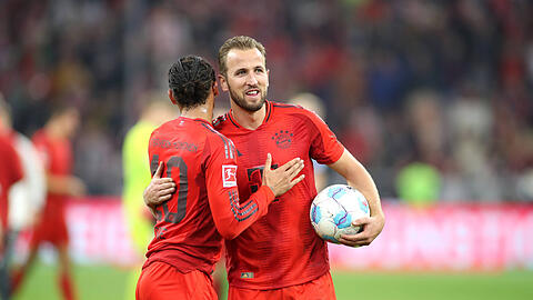 Hat sich gegen den VfB Stuttgart den nächsten Ball für seine Sammlung erspielt: Bayern-Stürmer Harry Kane.