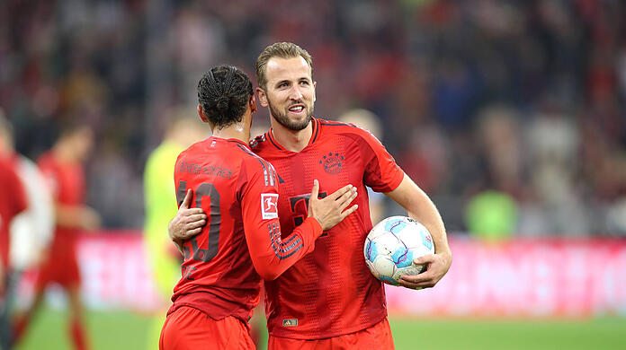 Hat sich gegen den VfB Stuttgart den nächsten Ball für seine Sammlung erspielt: Bayern-Stürmer Harry Kane.