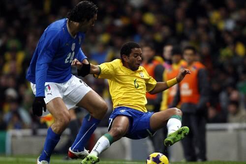 Zweikampf: Italiens Luca Toni gegen Brasiliens Marcelo,