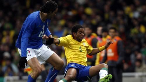 Zweikampf: Italiens Luca Toni gegen Brasiliens Marcelo, Zweikampf: Italiens Luca Toni gegen Brasiliens Marcelo,