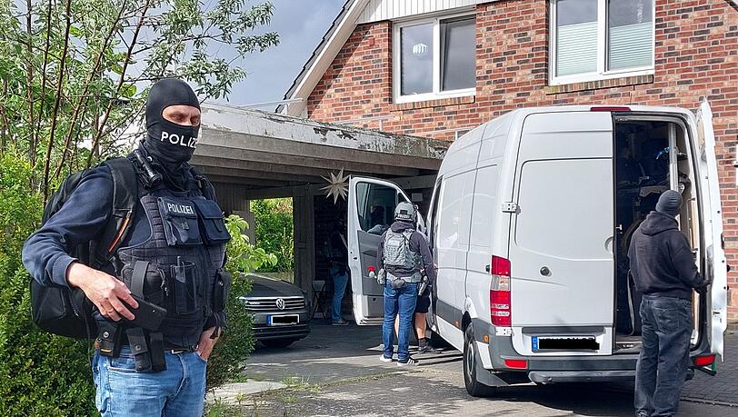 Die Behörden gehen gegen eine Gruppe vor, die Chinesen zur Einreise nach Deutschland verholfen haben soll.