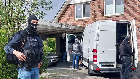 Die Behörden gehen gegen eine Gruppe vor, die Chinesen zur Einreise nach Deutschland verholfen haben soll.