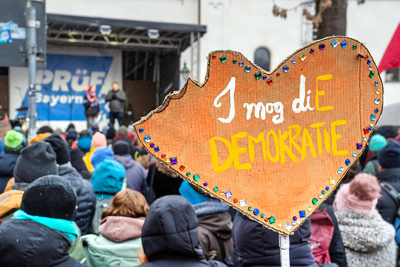 Trotz K&auml;lte kamen &uuml;ber 1000 Demonstranten. Viele brachten allerlei bunte Schilder mit.