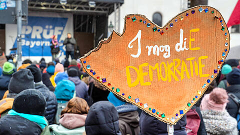 Trotz K&auml;lte kamen &uuml;ber 1000 Demonstranten. Viele brachten allerlei bunte Schilder mit.