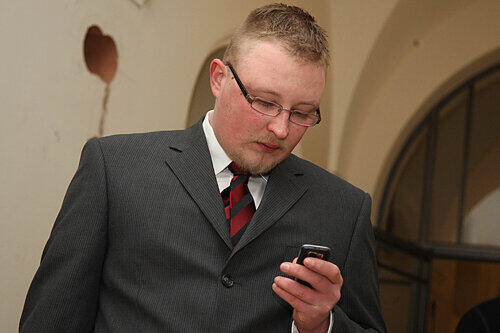 Ob sein Handy auch eine Kamera hat? Schmaus vor Gericht.