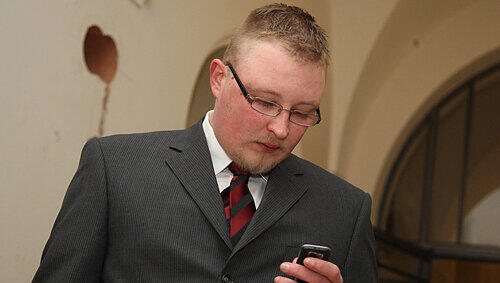 Ob sein Handy auch eine Kamera hat? Schmaus vor Gericht. Ob sein Handy auch eine Kamera hat? Schmaus vor Gericht.