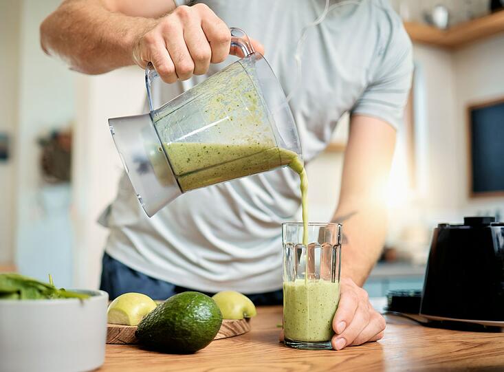 Ein schnelles Frühstück gelingt auch mit einem Smoothie. Statt Proteinpulver sorgt Hüttenkäse für extra Eiweiß. Für einen grünen Protein-Smoothie alles in den Standmixer: Eine Handvoll Babyspinat, Saft und Abrieb einer halben Bio-Orange, einen halben Apfel und zwei Stangen Sellerie. Dazu 50 Gramm Hüttenkäse, etwas Agavendicksaft oder eine Prise Chilipulver sowie 50 Milliliter Wasser. Alles zu einem cremigen Smoothie pürieren. Ein schnelles Frühstück gelingt auch mit einem Smoothie. Statt Proteinpulver sorgt Hüttenkäse für extra Eiweiß. Für einen grünen Protein-Smoothie alles in den Standmixer: Eine Handvoll Babyspinat, Saft und Abrieb einer halben Bio-Orange, einen halben Apfel und zwei Stangen Sellerie. Dazu 50 Gramm Hüttenkäse, etwas Agavendicksaft oder eine Prise Chilipulver sowie 50 Milliliter Wasser. Alles zu einem cremigen Smoothie pürieren.