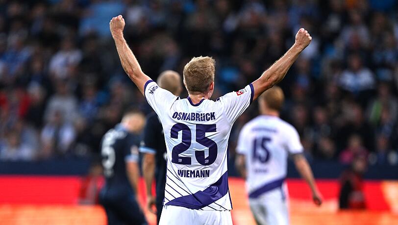 Niklas Wiemann vom VfL Osnabr&uuml;ck jubelt &uuml;ber den 1:0-Sieg beim VfL Bochum. Am Mittwoch geht es im DFB-Pokal gegen Bayern M&uuml;nchen - in einem Osnabr&uuml;cker Sondertrikot.