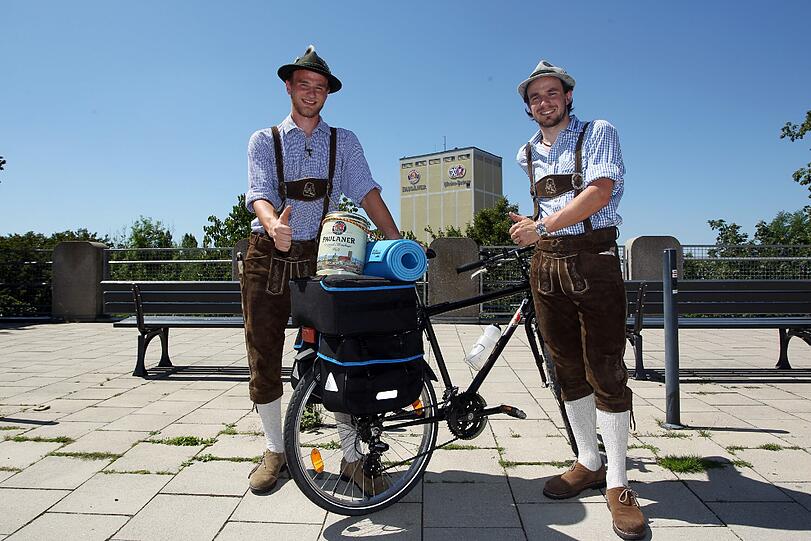 Bier für den Papst: Bernhard Liepert (r.) und Franz Weishaupt radeln am Samstag los.