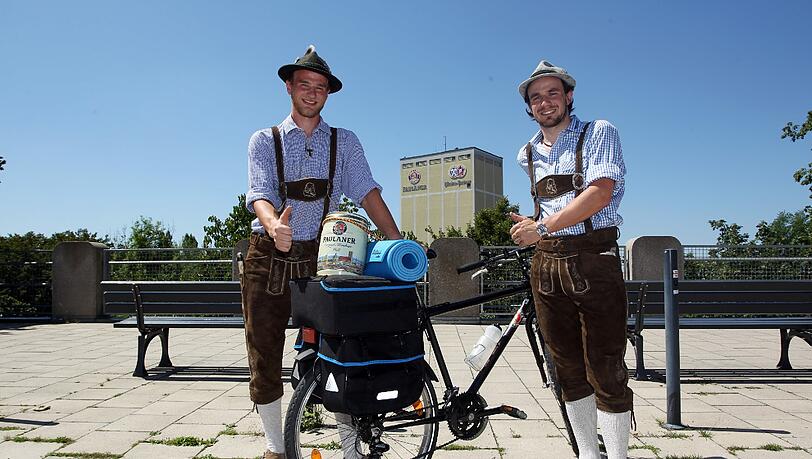 Bier für den Papst: Bernhard Liepert (r.) und Franz Weishaupt radeln am Samstag los. Bier für den Papst: Bernhard Liepert (r.) und Franz Weishaupt radeln am Samstag los.