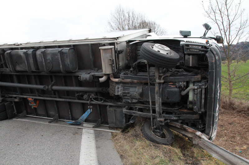 Am Freitag stürmte es so gewaltig, dass auf der A8 im Landkreis Rosenheim ein Lkw umgweht wurde und quer über die Fahrbahn kippte.