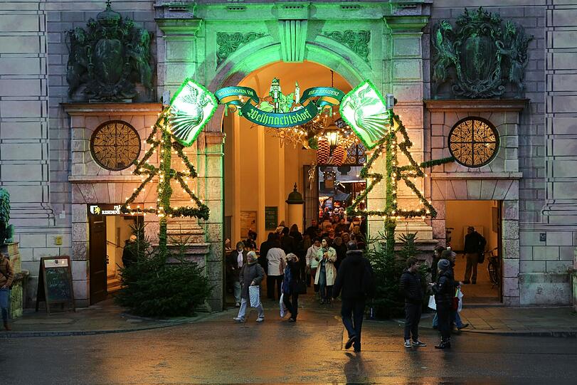 Schon am Eingang zum Kaiserhof der Residenz weihnachtet's. Bis 23.Dezember ist das "Weihnachtsdorf" in der Residenz geöffnet.
