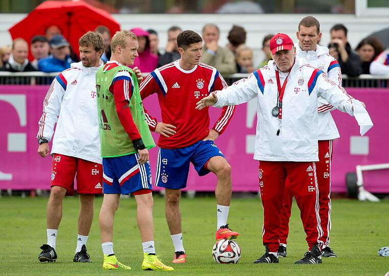 Robert Lewandowski (M) und Sebastian Rode (2.v.l.) mit Co-Trainer Hermann Gerland.