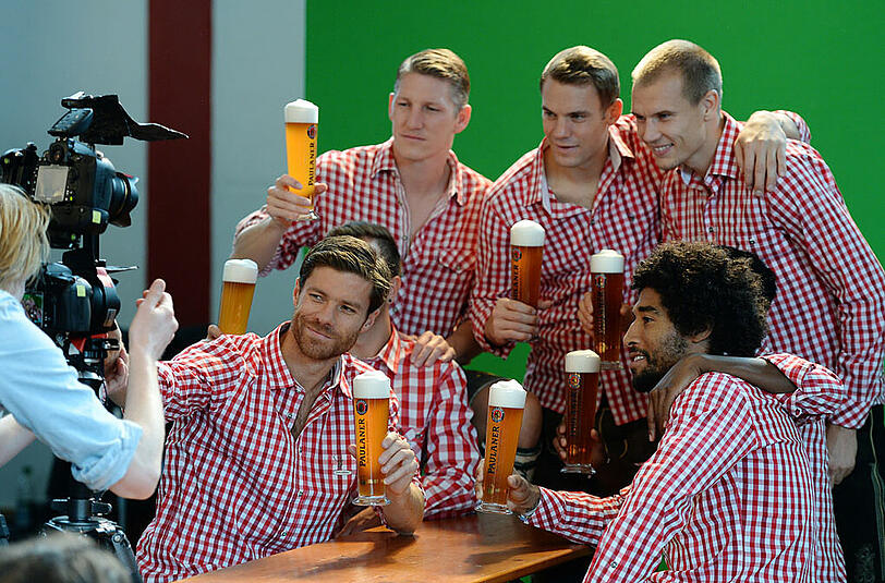 Ein Prost mit dem Weißbier in die Kamera.