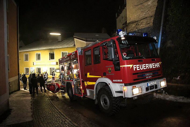 Die schnell eintreffende Feuerwehr hatte das Feuer zum Glück schnell unter Kontrolle, so dass ein Ausbreiten auf das restliche Gebäude verhindert werden konnte.