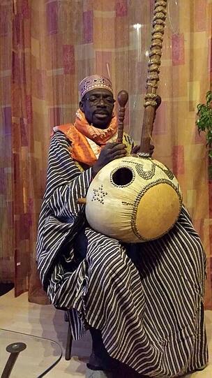 Der Senegalese Seyni Cissoko spielt auf traditionellen afrikanischen Instrumenten.