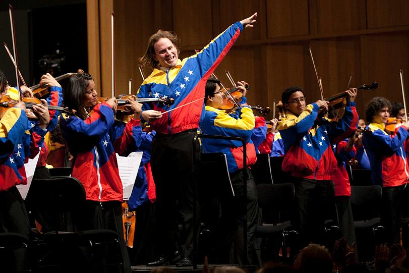 Das Teresa Carreno Youth Orchestra of Venezuela trägt die Nationalfarben seiner Heimat.