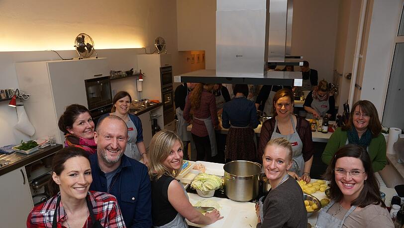 Gemeinsam Kochen macht Spaß: Erwin und Valerie Lanzensberger (links) im Kochraum mit Gästen. Gemeinsam Kochen macht Spaß: Erwin und Valerie Lanzensberger (links) im Kochraum mit Gästen.