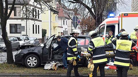 Vor dem Gefängnis in der Stadelheimer Straße knallte der VW gegen einen Baum.