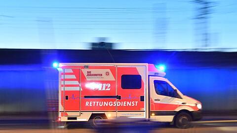Ein Rettungswagen ist mit eingeschaltetem Blauchlicht im Einsatz. Foto: Boris Roessler/dpa/Archivbild