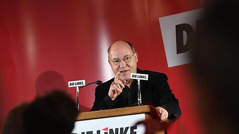 Linken-Politiker Gregor Gysi spricht beim politischen Aschermittwoch der Linkspartei. Foto: Angelika Warmuth/dpa