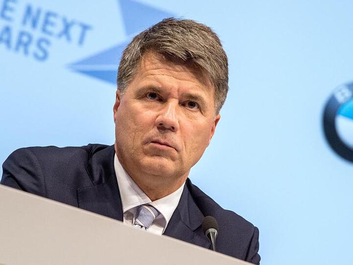 Harald Krüger, Vorstandsvorsitzender von BMW, sitzt bei der BMW-Bilanzpressekonferenz auf seinem Platz. Foto: Lino Mirgeler/Archiv