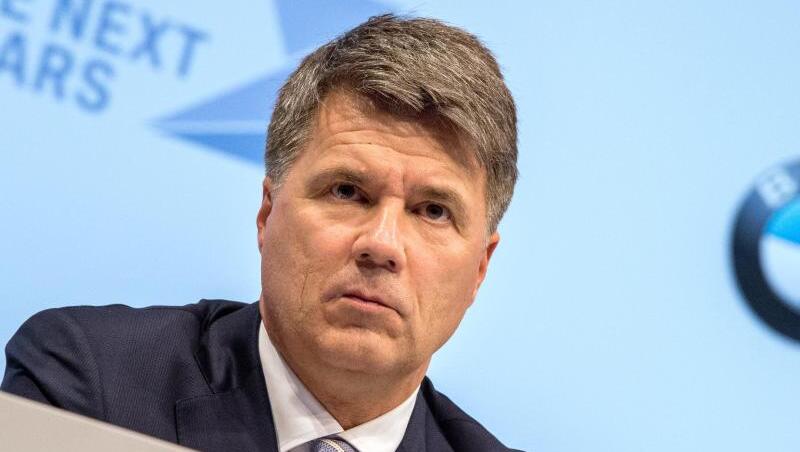Harald Krüger, Vorstandsvorsitzender von BMW, sitzt bei der BMW-Bilanzpressekonferenz auf seinem Platz. Foto: Lino Mirgeler/Archiv Harald Krüger, Vorstandsvorsitzender von BMW, sitzt bei der BMW-Bilanzpressekonferenz auf seinem Platz. Foto: Lino Mirgeler/Archiv