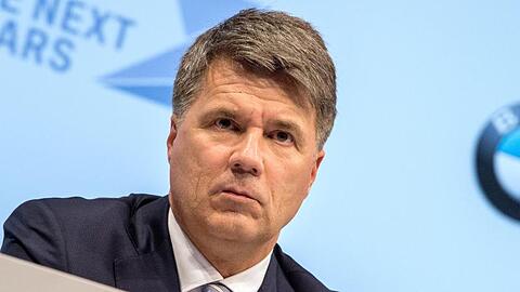 Harald Krüger, Vorstandsvorsitzender von BMW, sitzt bei der BMW-Bilanzpressekonferenz auf seinem Platz. Foto: Lino Mirgeler/Archiv