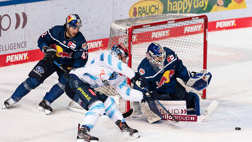 EHC-Goalie Kevin Reich ist gegen Ingolstadts Justin Feser gefordert.