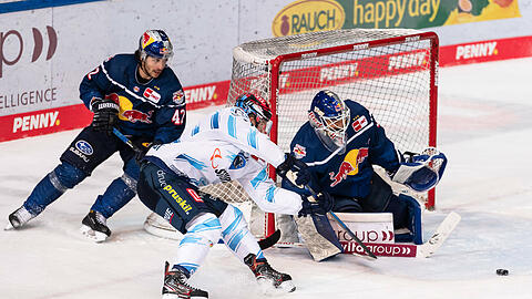 EHC-Goalie Kevin Reich ist gegen Ingolstadts Justin Feser gefordert.
