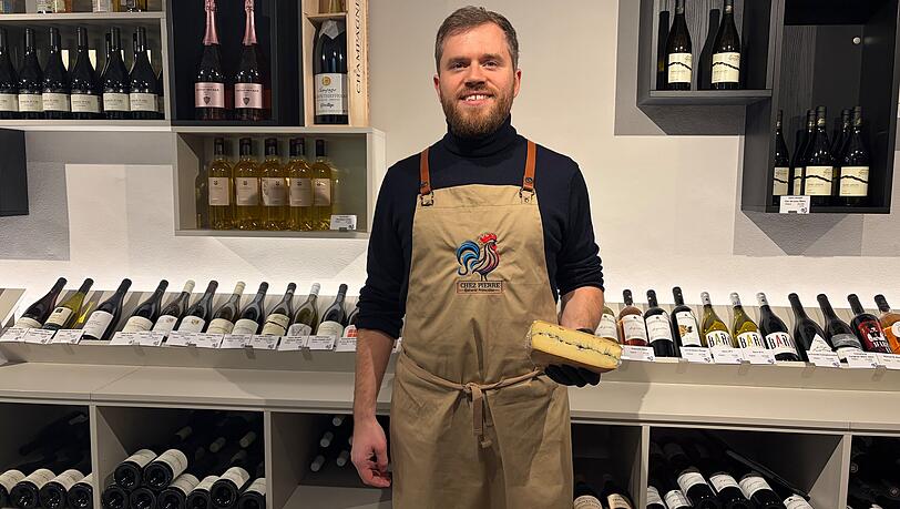 Pierre Martin und sein ber&uuml;hmter Morbier-K&auml;se. Er veranstaltet im Keller des Chez Pierre regelm&auml;&szlig;ig K&auml;se- und Weinverkostungen.