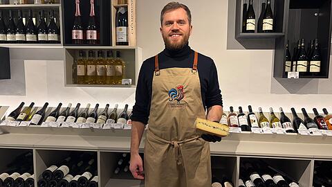 Pierre Martin und sein ber&uuml;hmter Morbier-K&auml;se. Er veranstaltet im Keller des Chez Pierre regelm&auml;&szlig;ig K&auml;se- und Weinverkostungen.