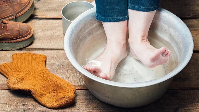Verwenden Sie für das Fußbad am besten lauwarmes Nudelwasser, die zusätzliche Wärme löst mehr Verspannungen oder Zerrungen. Ein weiterer Pluspunkt: Auch die Haut wird durch die Mineralien im Wasser gepflegt und geschmeidiger. Verwenden Sie für das Fußbad am besten lauwarmes Nudelwasser, die zusätzliche Wärme löst mehr Verspannungen oder Zerrungen. Ein weiterer Pluspunkt: Auch die Haut wird durch die Mineralien im Wasser gepflegt und geschmeidiger.