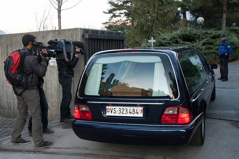 Grausame Bilder: Ein Leichenwagen fährt an einem Friehdof in Sion in der Schweiz vor..