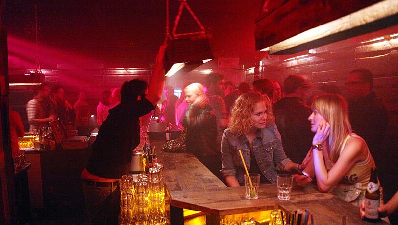 Wer geht schon in Tracht in die Sauna? Nackig muss hier keiner feiern, aber das Dirndl muss daheim bleiben. Wer geht schon in Tracht in die Sauna? Nackig muss hier keiner feiern, aber das Dirndl muss daheim bleiben.