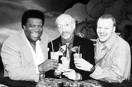 Karl Dall ist ein erfolgreicher Fernseh-Star (mit ihm auf dem Bild: Roberto Blanco und Stefan Raab). Seine TV-Karriere begann in den 1980er Jahren. Er moderierte Shows wie "Dall As", "Jux und Dallerei", "Koffer Hoffer" und "Karl Dall Show".