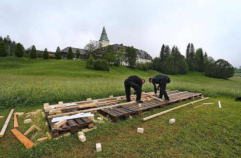 Fast nichts mehr übrig: Die Holztribüne für das Gruppenbild der Spitzenpolitiker der G7 wird abgebaut.