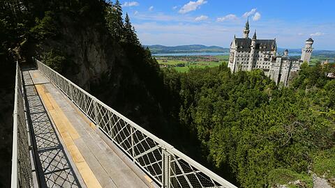 Seit Donnerstag dürfen die Besucher von Neuschwanstein wieder den herrlichen Blick von der Marienbrücke aus genießen.