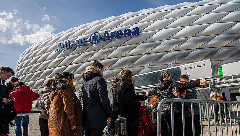 Heimspiele der Bayern und der Löwen während der Wiesn, belasten den ohnehin schon angespannten öffentlichen Nahverkehr in München zusätzlich. Heimspiele der Bayern und der Löwen während der Wiesn, belasten den ohnehin schon angespannten öffentlichen Nahverkehr in München zusätzlich.