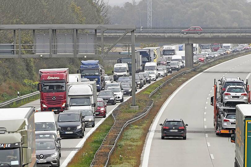 Die Ladung des Holzlasters musste umgeladen werden, daraufhin konnte das Wrack geborgen werden.