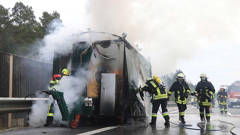 Der Bier-Anhänger brannte komplett aus, die Feuerwehr konnte den Gerstensaft nicht mehr retten.