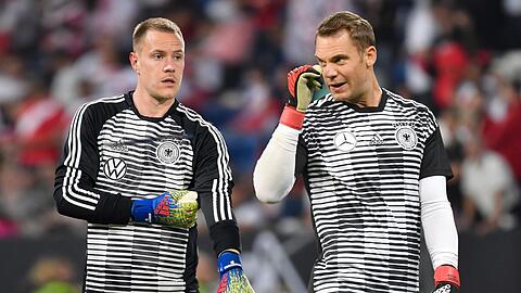 Bayern-Keeper Manuel Neuer (rechts) will sich vor den nächsten Länderspielen der deutschen Nationalmannschaft nicht mehr zur Konkurrenz-Situation im DFB-Team und zum Verhältnis zu Marc-André ter Stegen äußern.