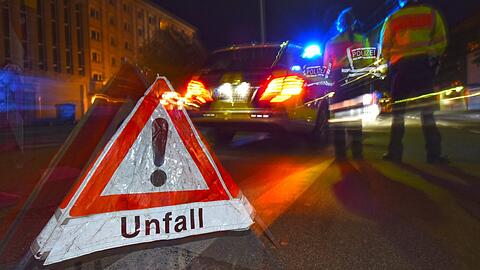 Bei einem Unfall in Obermenzig werden ein Ehepaar und ein Taxifahrer verletzt. (Symbolbild)