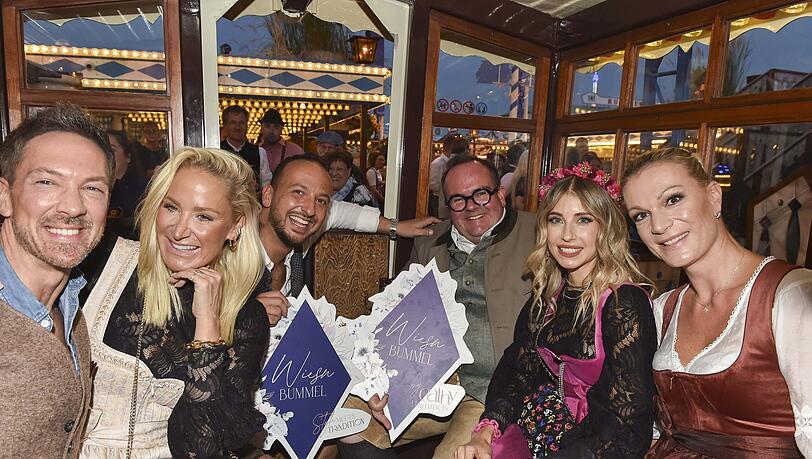 Janine Kunze ließ es sich mit Clemens Baumgärtner, Cathy Hummels und Maria Höfl-Riesch auf der Wiesn gut gehen.