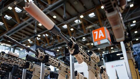 Sturmgewehre - wie hier bei der Nürnberger Messe Enforce Tac ausgestellt - sind das Kerngeschäft von Heckler & Koch.