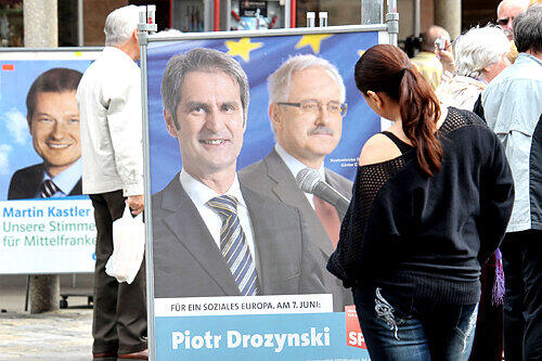 Am 7. Juni wird das EU-Parlament gewählt. Die Plakate der Parteien bestimmen derzeit wie hier am Hauptmarkt das Stadtbild.