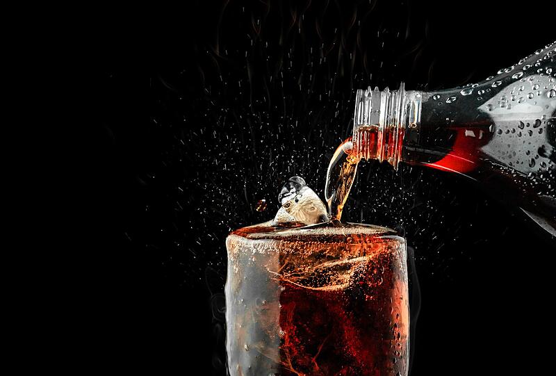 Wer hätte das gedacht? Auch das Kaltgetränk Cola ist ein effektives Putzmittel gegen Kalk. Dabei ist der Softdrink mit dem Koffeinkick nicht nur ein hilfreiches Mittel bei Kalkflecken, sondern auch bei Urinstein in der Toilette. Wer hätte das gedacht? Auch das Kaltgetränk Cola ist ein effektives Putzmittel gegen Kalk. Dabei ist der Softdrink mit dem Koffeinkick nicht nur ein hilfreiches Mittel bei Kalkflecken, sondern auch bei Urinstein in der Toilette.